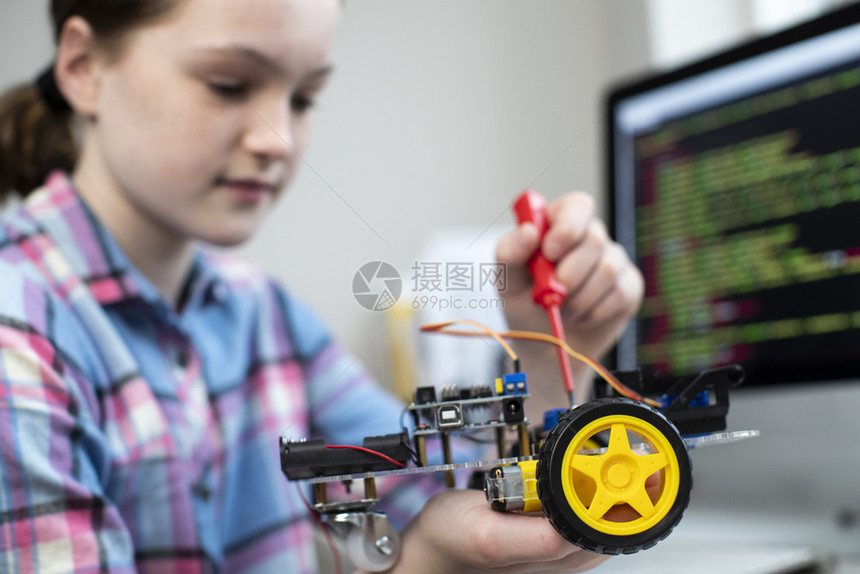 技术编码中间女学生在校科课程中建造机器人汽车图片