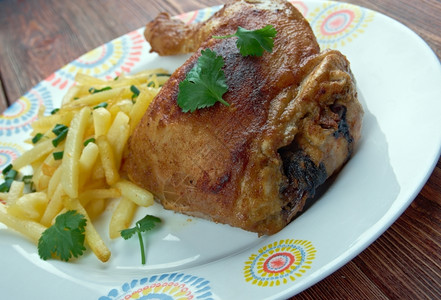鼓槌炙烤腿基普在比利时碰到了薯条餐盘比利时的传统菜炸鸡和薯条图片