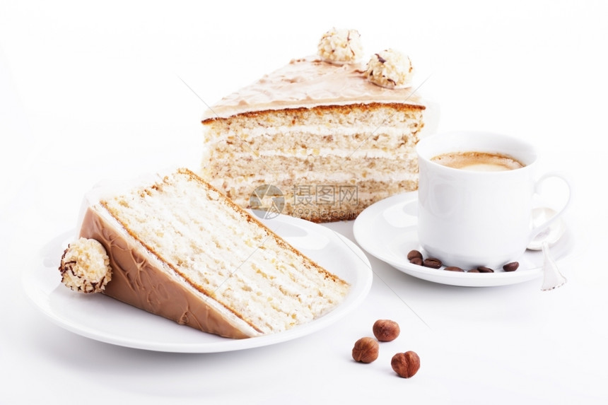 黑色的结霜糖桃奶油蛋糕加咖啡胡桃奶油蛋糕加一杯咖啡和三根白底栗子图片