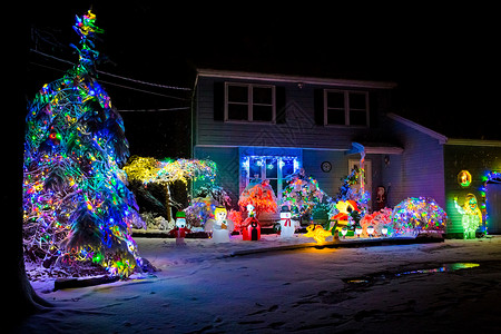 温暖的晚上为圣诞节装饰的房子晚上为圣诞节装饰的房子被雪覆盖克劳斯约图片