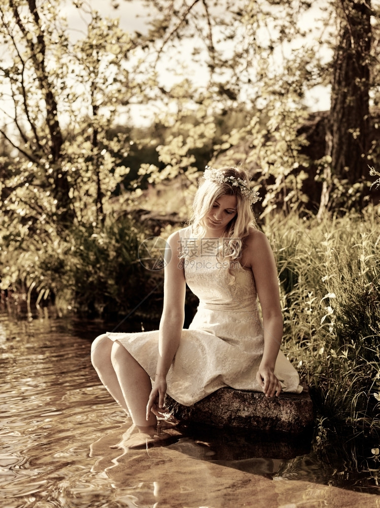 时尚欣德斯特伦芬兰身着白夏洋装阳光明媚的夏日有色形象的迷人年轻女子图片