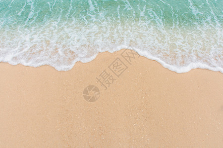 透明青蓝色海浪柔软的沙滩和碧蓝的海洋背景