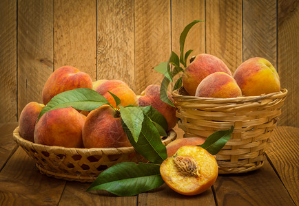 篮子里的桃子高清图片