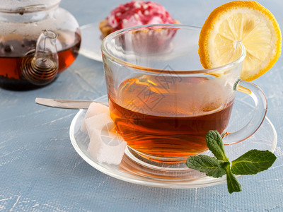 美丽柠檬茶杯叶和薄荷蛋糕和壶在幕后使用茶杯叶和薄荷草本植物图片