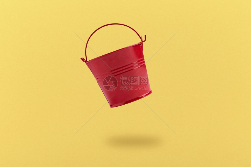 商业的空气红色铁桶悬浮黄背景的图像保险图片