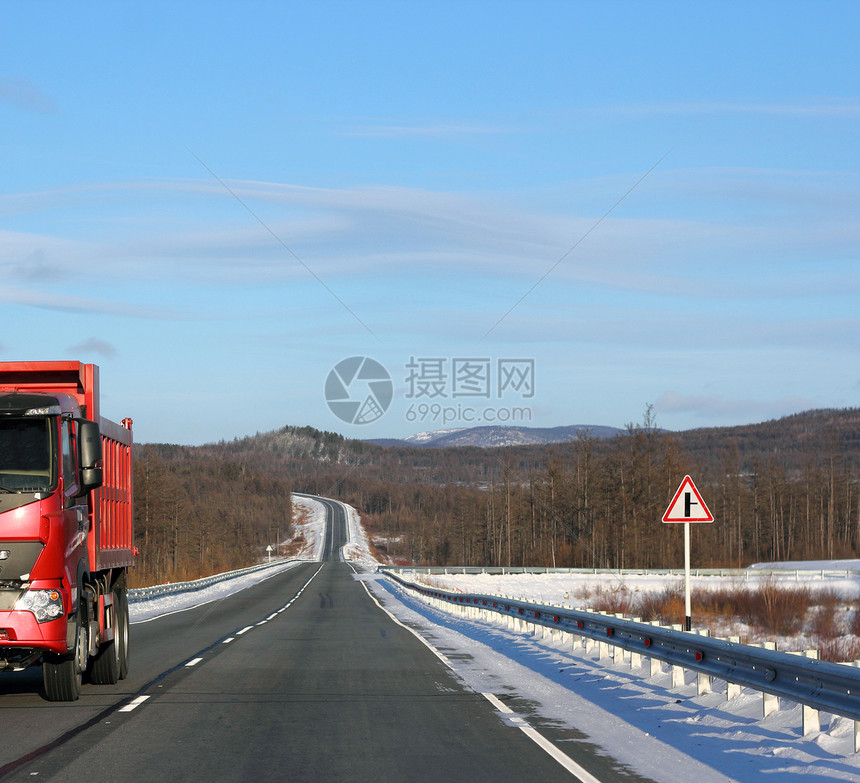 冬季路上的红色卡车沥青行业天空图片