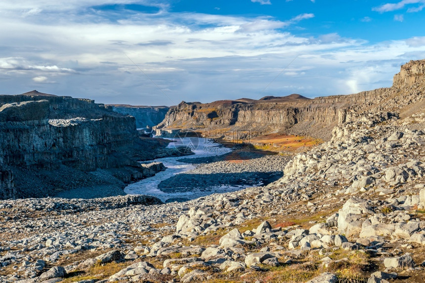 冰岛美丽的风景冰岛自然观著名的旅游景点和级联流动的荒野图片