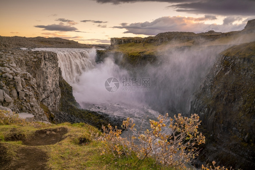游客假期冰岛美丽的风景冰岛自然观著名的旅游景点和戏剧图片