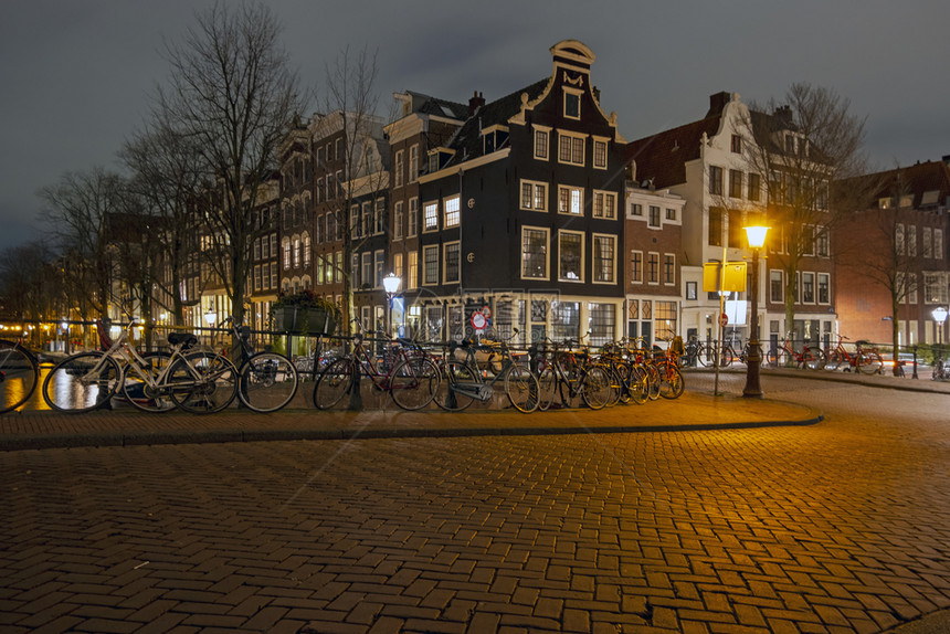 旅行夜间从荷兰阿姆斯特丹到荷兰的城市风景红色黄昏图片