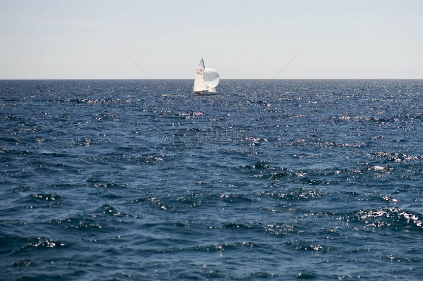 水西班牙在地中海的西班牙游艇浪漫的天空图片