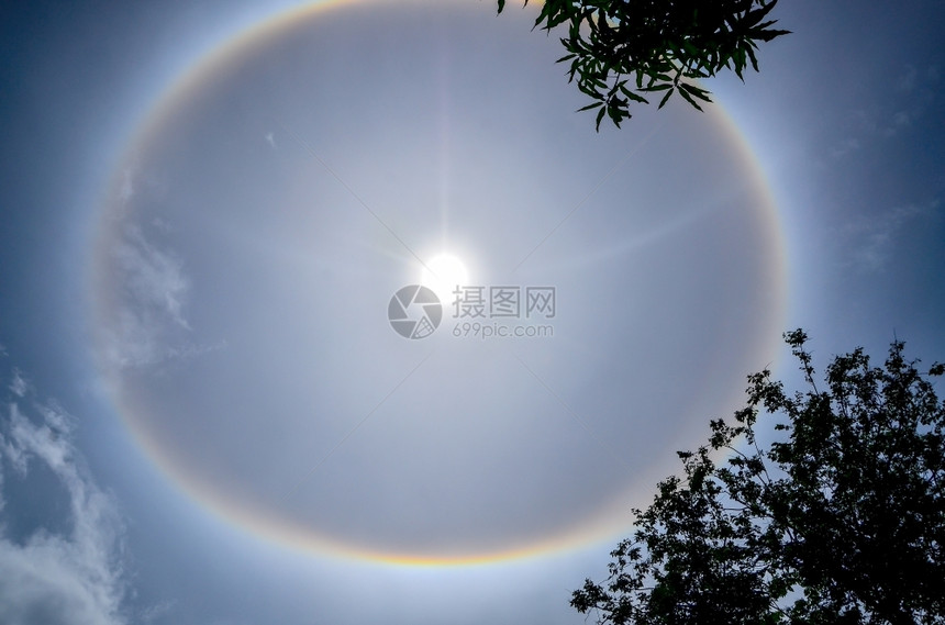 泰国太阳光环的圆形云图片