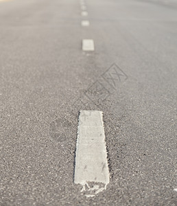 交通肮脏的道路表面和标志通往前线的道路径画图片
