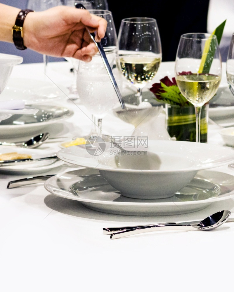 成人一顿饭在美食餐厅的桌边服务为端盘子的侍者晚餐图片