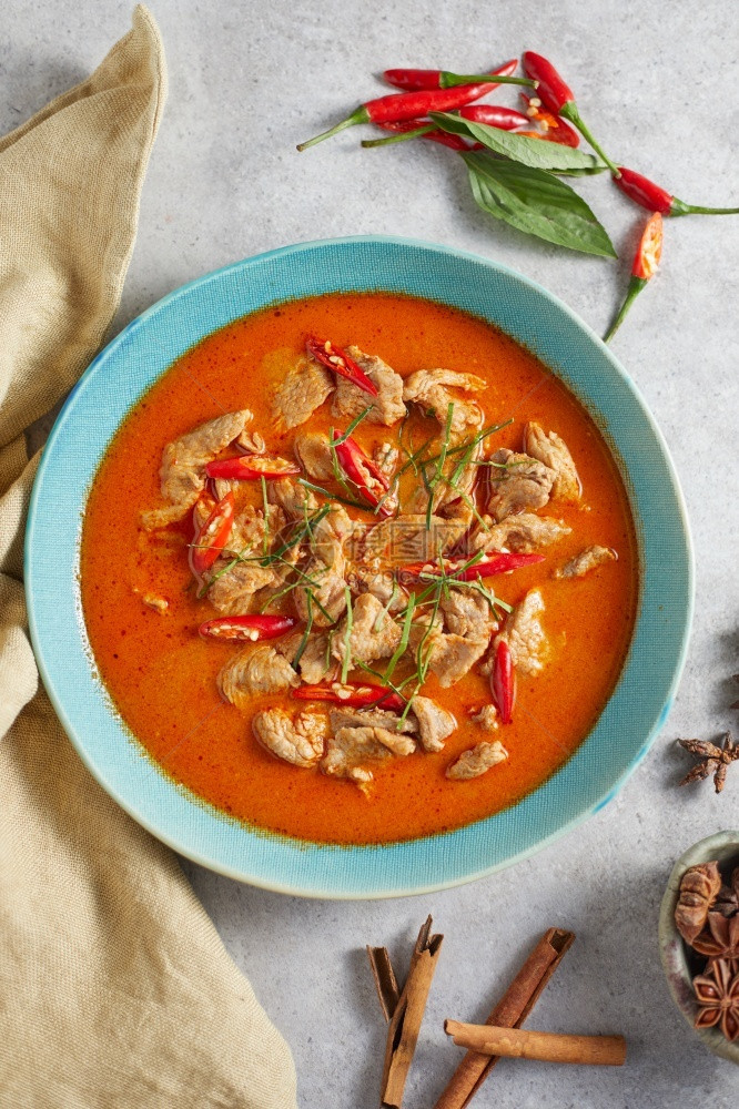 泰国菜咖喱烤红猪肉椰子班能白饭美食图片