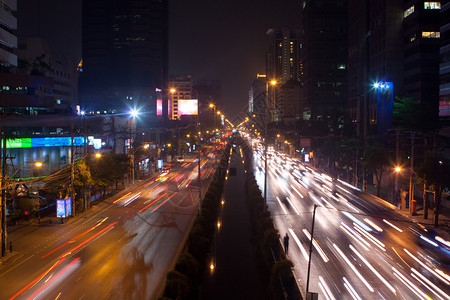 泰国曼谷的夜间交通灯泰国曼谷快速地城市的运输图片