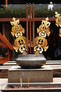曼谷泰国寺庙中华风格的烧香炉图片
