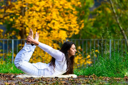 秋天公园中做瑜伽的女性图片