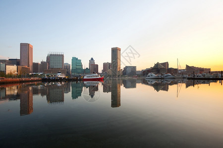 户外东美国马里兰州巴尔的摩市下天际和内港水图片