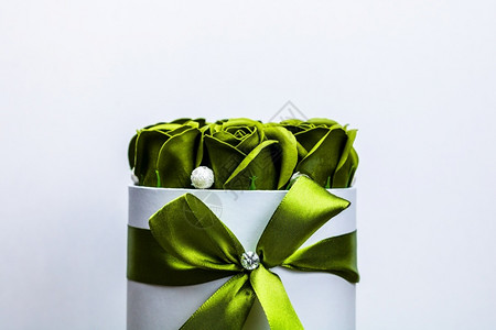 绿色玫瑰在圆豪华礼物盒中的绿玫瑰一纸箱隔绝的包花美丽朵展示背景图片