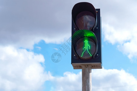 绿色红灯处发光的人红灯处发光的人色红灯街道徒步旅行城市图片