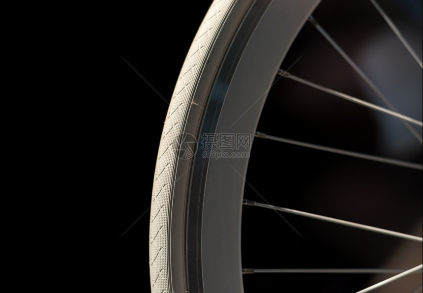 铝白色双车轮环胎和黑背景上的言论钛牵引力图片