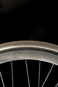 铝细节白色双车轮环胎和黑背景上的言论圆形图片
