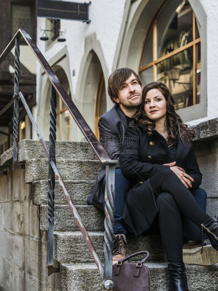 照片来自一对年轻夫妇在EuropexA的旧城中坐着休息拥抱城市的浪漫图片