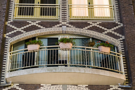 街道生活房屋现代城市阳台装饰鲜花篮子图片