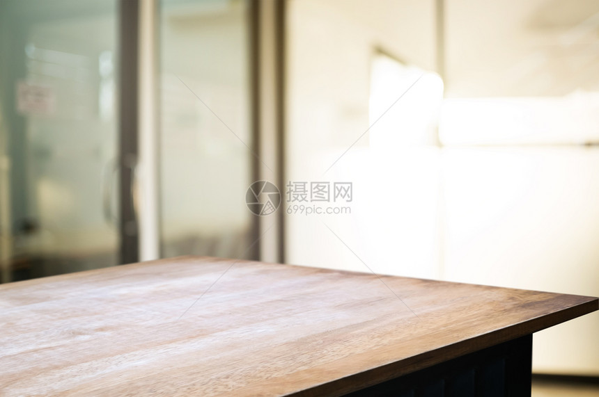 家食物在模糊的混合咖啡厅背景上用空木板纸桌的图片