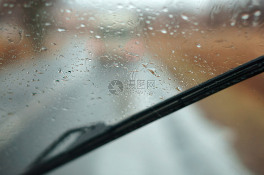 速度降低在大雨中驾车高速公路上汽车玻璃的雨滴湿沥青驾驶图片