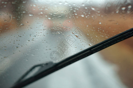 速度降低在大雨中驾车高速公路上汽车玻璃的雨滴湿沥青驾驶图片