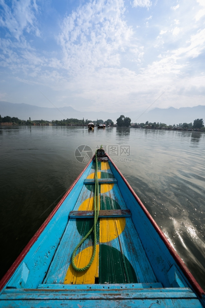 人们地点什卡拉达尔克什米湖的船图片