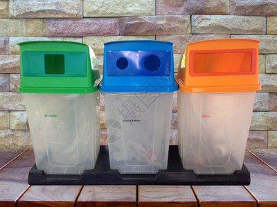 斌多色绿蓝橙黄垃圾箱清洁回收利用的垃圾桶概念颜色清洁度图片