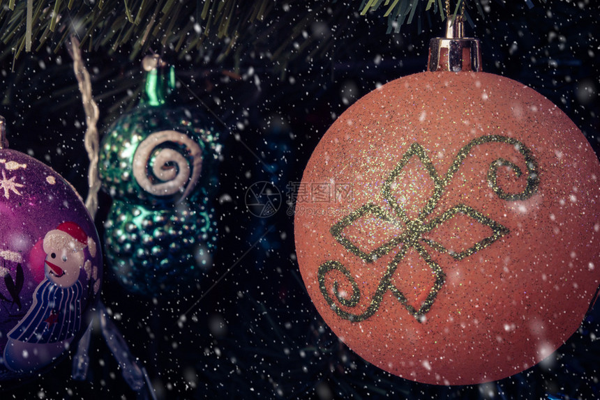 球圣诞树玩具放在枝上的圣诞玩具旧年雪落下在古代风格的树枝上处理圣诞装饰品木头展示图片