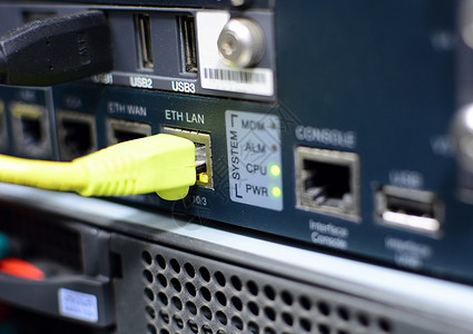 互联网插头转变服务器中EREnetRJ45端口的黄色联网补丁电缆插件图片