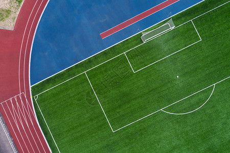 开放体育场的空中最高视线带有目标和红色铁轨的足球田无人机空的乐趣图片