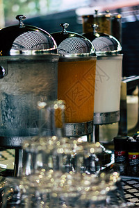 玻璃放饭店客人的饮用水橙汁和牛奶喷水机给宾客的饮料图片