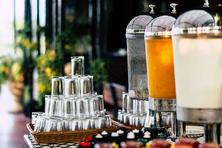 饭店客人的饮用水橙汁和牛奶喷水机给宾客的新鲜酒店果汁图片