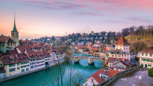 建筑学伯尔尼老城日落时瑞士在欧洲首府镇暮图片