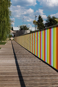 金属畜栏在儿童游乐场附近带有多姿彩的栅栏木板绿色图片