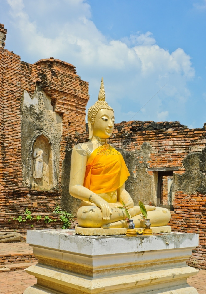 古董泰国Ayutthaya废墟寺庙中的佛像结石东图片