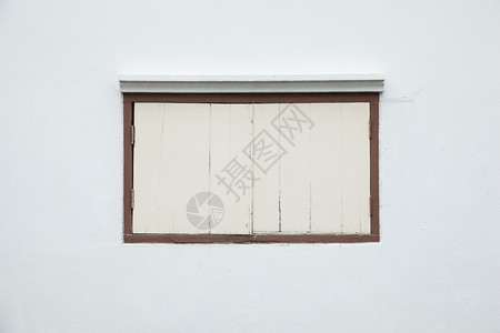 外部的白色墙上旧窗头白墙上有一小扇房子的窗户自然村庄图片