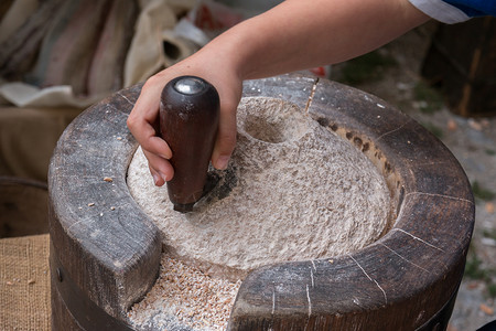 石磨面粉结石农场使用古老的手动石磨厂利用古代手动石磨厂粮食背景