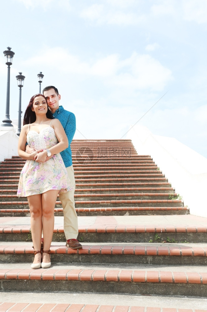 年轻情侣在楼梯上拥抱年轻的随意城市图片
