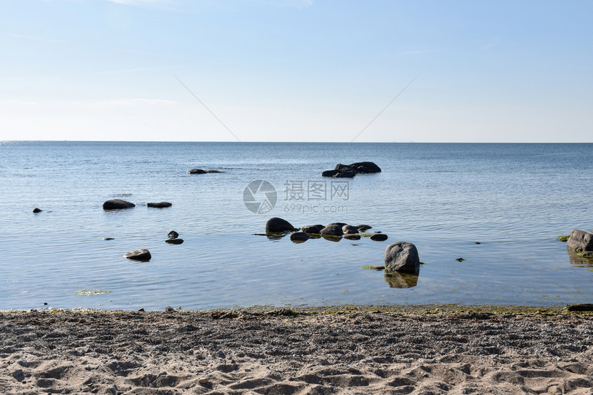 石头晴天从波罗的海瑞典群岛奥兰海岸角度观测到水图片