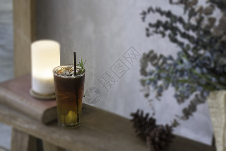 泰国黑色的品尝冰咖啡加桃子饮料股票照片图片