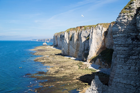 海滨岸线山法国欧洲和的阿瓦尔悬崖岩石和自然拱形地标以及蓝色海洋图片
