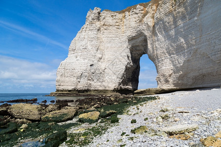 法国欧洲和的阿瓦尔悬崖岩石和自然拱形地标以及蓝色海洋法语山假期图片