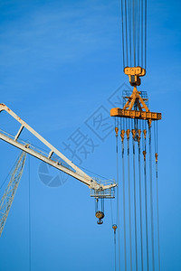 工作卡迪兹码头的起重机在阳光明媚的白天加载实业家图片