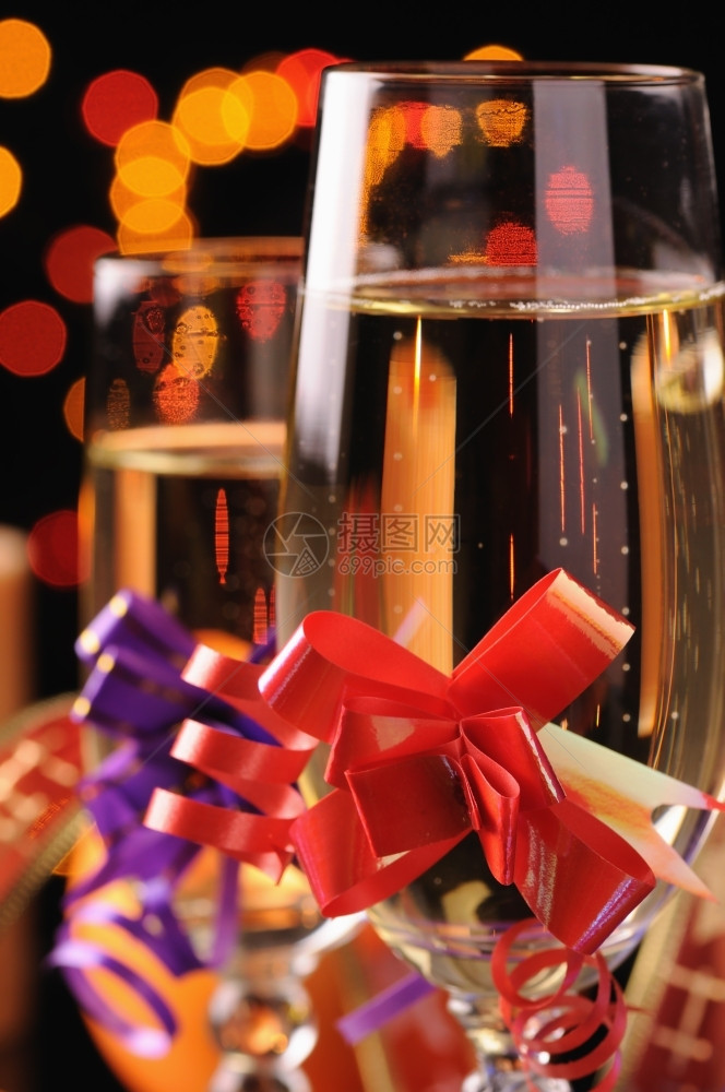 圣诞节浪漫的用具两杯葡萄酒香槟与多色火花的背景相伴图片